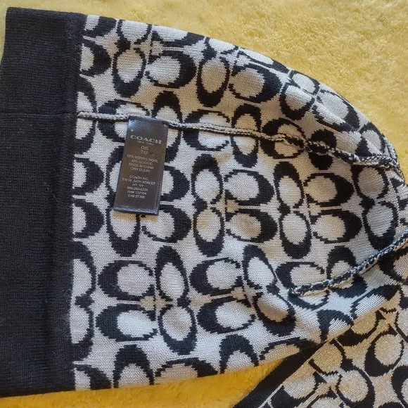 Coach winter hat and scarf set - Picture 6 of 7